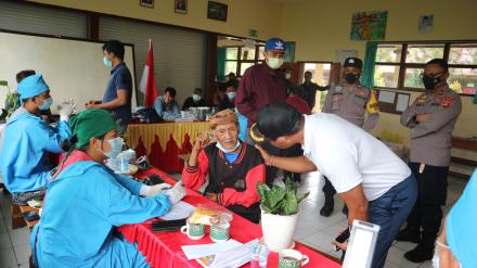Klinik Polres Buleleng Vaksin 148 Orang di SD Negeri 4 Gobleg