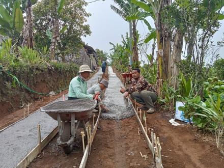 Desa Gobleg realisasikan satu Proyek Rabat Beton