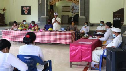 Perbekel hadiri Perayaan Hari Ulang Tahun Lansia Satvika Husada Desa Gobleg